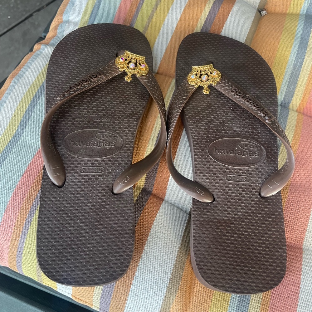 Havaianas NWT dark brown with golden crown charms 👑 👑 US size 7/8